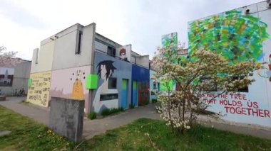 13 Nisan 2025. Münih, Almanya. Studentenviertel Oberwiesenfeld, Almanya 'nın Münih Olimpiyatları' nda yer alan bir öğrenci yerleşkesi. Münih 'te Öğrenci Wohnungen. 