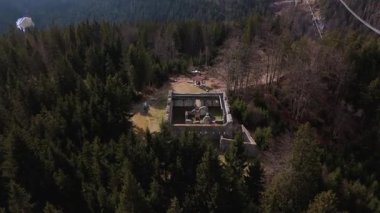 Avusturya, Tyrol 'daki Fort Claudia' nın insansız hava aracı görüntüleri. Ehrenberg tahkimat sisteminin bir parçası. Bu yüksek açı, antik taş duvarları, dağ savunma yapılarını ve Avusturya Alpleri manzarasını gözler önüne seriyor.. 