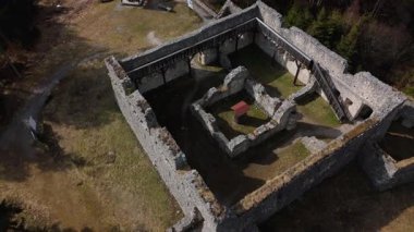 Avusturya, Tyrol 'daki Fort Claudia' nın insansız hava aracı görüntüleri. Ehrenberg tahkimat sisteminin bir parçası. Bu yüksek açı, antik taş duvarları, dağ savunma yapılarını ve Avusturya Alpleri manzarasını gözler önüne seriyor.. 