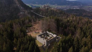 Avusturya, Tyrol 'daki Fort Claudia' nın insansız hava aracı görüntüleri. Ehrenberg tahkimat sisteminin bir parçası. Bu yüksek açı, antik taş duvarları, dağ savunma yapılarını ve Avusturya Alpleri manzarasını gözler önüne seriyor.. 