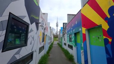13 Nisan 2025 Münih, Almanya. Almanya 'nın Münih Olimpiyat Köyü' nde renkli öğrenci bungalovları canlı mimari manzara içinde kentsel yaşam, gençlik kültürü ve Olimpiyat tarihini harmanlıyor. Olydorf. 