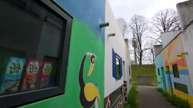 13 Nisan 2025. Münih, Almanya. Studentenviertel Oberwiesenfeld, Almanya 'nın Münih Olimpiyatları' nda yer alan bir öğrenci yerleşkesi. Münih 'te Öğrenci Wohnungen. 