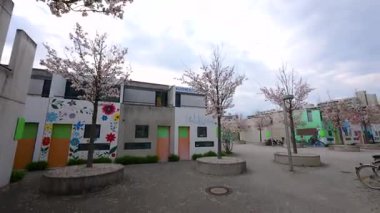 13 Nisan 2025. Münih, Almanya. Studentenviertel Oberwiesenfeld, Almanya 'nın Münih Olimpiyatları' nda yer alan bir öğrenci yerleşkesi. Münih 'te Öğrenci Wohnungen. 