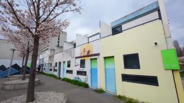 13 Nisan 2025. Münih, Almanya. Studentenviertel Oberwiesenfeld, Studentendorf oder Olydorf im Olympiapark ist eine Studentenwohnanlage in Muenchen, Deutschland. Olympische Dorf n Munchen. 