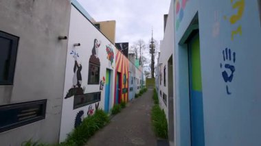 13 Nisan 2025. Münih, Almanya. Studentenviertel Oberwiesenfeld, Studentendorf oder Olydorf im Olympiapark ist eine Studentenwohnanlage in Muenchen, Deutschland. Olympische Dorf n Munchen. 