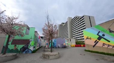 13 Nisan 2025. Münih, Almanya. Studentenviertel Oberwiesenfeld, Studentendorf oder Olydorf im Olympiapark ist eine Studentenwohnanlage in Muenchen, Deutschland. Olympische Dorf n Munchen. 
