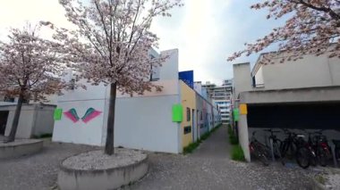 13 Nisan 2025. Münih, Almanya. Studentenviertel Oberwiesenfeld, Studentendorf oder Olydorf im Olympiapark ist eine Studentenwohnanlage in Muenchen, Deutschland. Olympische Dorf n Munchen. 