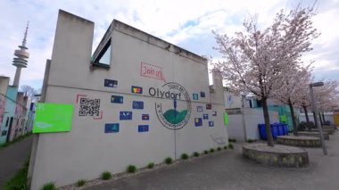 13 Nisan 2025 Münih, Almanya. Almanya 'nın Münih Olimpiyat Köyü' nde renkli öğrenci bungalovları canlı mimari manzara içinde kentsel yaşam, gençlik kültürü ve Olimpiyat tarihini harmanlıyor. Olydorf. 