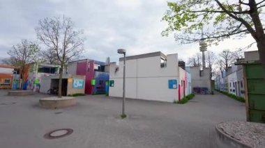 13 Nisan 2025. Münih, Almanya. Studentenviertel Oberwiesenfeld, Almanya 'nın Münih Olimpiyatları' nda yer alan bir öğrenci yerleşkesi. Münih 'te Öğrenci Wohnungen. 