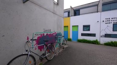 13 Nisan 2025 Münih, Almanya. Almanya 'nın Münih Olimpiyat Köyü' nde renkli öğrenci bungalovları canlı mimari manzara içinde kentsel yaşam, gençlik kültürü ve Olimpiyat tarihini harmanlıyor. Olydorf. 