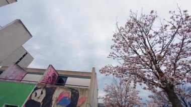 13 Nisan 2025. Münih, Almanya. Studentenviertel Oberwiesenfeld, Studentendorf oder Olydorf im Olympiapark ist eine Studentenwohnanlage in Muenchen, Deutschland. Olympische Dorf n Munchen. 