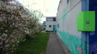 13 Nisan 2025. Münih, Almanya. Studentenviertel Oberwiesenfeld, Studentendorf oder Olydorf im Olympiapark ist eine Studentenwohnanlage in Muenchen, Deutschland. Olympische Dorf n Munchen. 