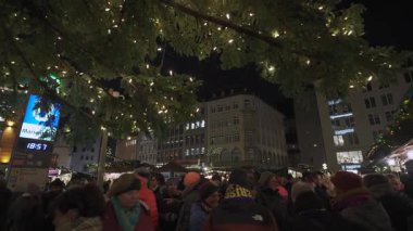 20 Aralık 2023. Münih, Almanya. Ufaklık Christkindlmarkt ben Marienplatz. Tanrı aşkına, Mark. Klassische Christkindlmarkt. Weihnachtsmarkt, Münih, Deutschland 'da. Almanya 'da Noel Fuarı. 
