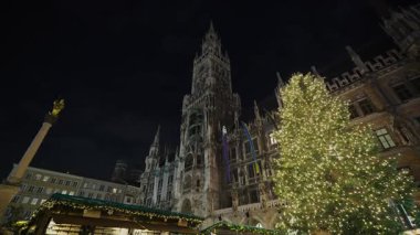 20 Aralık 2023. Münih, Almanya. Ufaklık Christkindlmarkt ben Marienplatz. Tanrı aşkına, Mark. Klassische Christkindlmarkt. Weihnachtsmarkt, Münih, Deutschland 'da. Almanya 'da Noel Fuarı. 