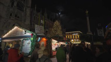 20 Aralık 2023. Münih, Almanya. Ufaklık Christkindlmarkt ben Marienplatz. Tanrı aşkına, Mark. Klassische Christkindlmarkt. Weihnachtsmarkt, Münih, Deutschland 'da. Almanya 'da Noel Fuarı. 