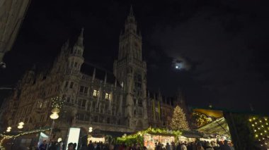 20 Aralık 2023. Münih, Almanya. Ufaklık Christkindlmarkt ben Marienplatz. Tanrı aşkına, Mark. Klassische Christkindlmarkt. Weihnachtsmarkt, Münih, Deutschland 'da. Almanya 'da Noel Fuarı. 
