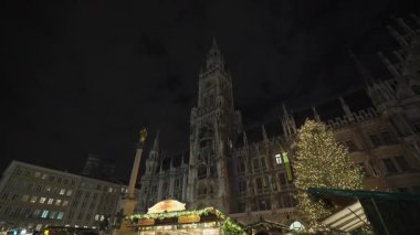 20 Aralık 2023. Münih, Almanya. Ufaklık Christkindlmarkt ben Marienplatz. Tanrı aşkına, Mark. Klassische Christkindlmarkt. Weihnachtsmarkt, Münih, Deutschland 'da. Almanya 'da Noel Fuarı. 