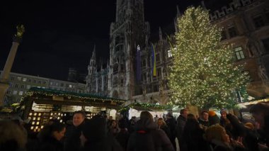20 Aralık 2023. Münih, Almanya. Ufaklık Christkindlmarkt ben Marienplatz. Tanrı aşkına, Mark. Klassische Christkindlmarkt. Weihnachtsmarkt, Münih, Deutschland 'da. Almanya 'da Noel Fuarı. 