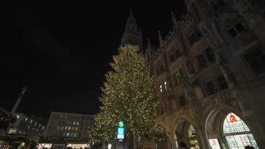 20 Aralık 2023. Münih, Almanya. Ufaklık Christkindlmarkt ben Marienplatz. Tanrı aşkına, Mark. Klassische Christkindlmarkt. Weihnachtsmarkt, Münih, Deutschland 'da. Almanya 'da Noel Fuarı. 