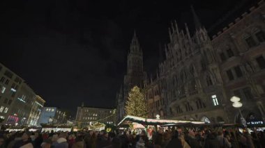 20 Aralık 2023. Münih, Almanya. Ufaklık Christkindlmarkt ben Marienplatz. Tanrı aşkına, Mark. Klassische Christkindlmarkt. Weihnachtsmarkt, Münih, Deutschland 'da. Almanya 'da Noel Fuarı. 