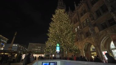 20 Aralık 2023. Münih, Almanya. Ufaklık Christkindlmarkt ben Marienplatz. Tanrı aşkına, Mark. Klassische Christkindlmarkt. Weihnachtsmarkt, Münih, Deutschland 'da. Almanya 'da Noel Fuarı. 