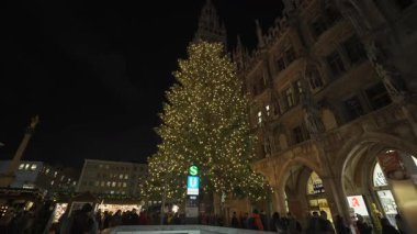 20 Aralık 2023. Münih, Almanya. Ufaklık Christkindlmarkt ben Marienplatz. Tanrı aşkına, Mark. Klassische Christkindlmarkt. Weihnachtsmarkt, Münih, Deutschland 'da. Almanya 'da Noel Fuarı. 