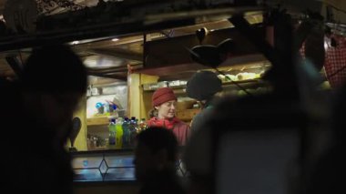 20 Aralık 2023. Münih, Almanya. Mittelalterlicher Weihnachtsmarkt am Wittelsbacherplatz, Deutschland, Münih. Mittelalterliche Weihnachtsmarkt mit Adventspektakel in Muenchen. 