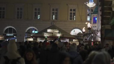 20 Aralık 2023. Münih, Almanya. Mittelalterlicher Weihnachtsmarkt am Wittelsbacherplatz, Deutschland, Münih. Mittelalterliche Weihnachtsmarkt mit Adventspektakel in Muenchen. 