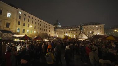 20 Aralık 2023. Münih, Almanya. Mittelalterlicher Weihnachtsmarkt am Wittelsbacherplatz, Deutschland, Münih. Mittelalterliche Weihnachtsmarkt mit Adventspektakel in Muenchen. 