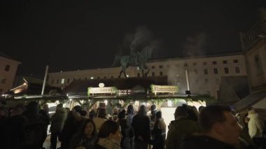20 Aralık 2023. Münih, Almanya. Mittelalterlicher Weihnachtsmarkt am Wittelsbacherplatz, Deutschland, Münih. Mittelalterliche Weihnachtsmarkt mit Adventspektakel in Muenchen. 