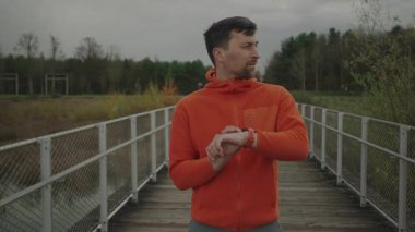 Erkek koşucu sonuçları, zaman ve hızı ve kalp atışlarını takip etmek için koşma egzersizlerini takip etmeye başlar. Spor ve spor doğada var. Spor malzemeleri. Kronometre. Spor erkek koşucu kol saati gibi görünüyor.. 