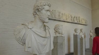 14 Ocak 2024. Münih, Almanya. Innenraum Glyptothek und Ausstellungen im Inneren in Munchen am Konigsplatz, Deutschland. Munchener Glyptothek. Glyptothek Münih antik heykel koleksiyonu. 