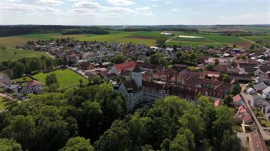 Bayern 'deki Luftaufnahme vom Schloss Alteglofsheim, Heute Sitz der Bayerischen Musikakademie. Sommer, Park, Garten, Denkmal, Oberpfalz, Dorf, tarihçiler Schloss aus der Luft.