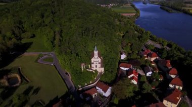 Luftaufnahme der Wallfahrtskirche St. Salvator iim Markt Donaustauf im Landkreis Regensburg, Bayern. Sommerliches Panorama mit Donau, tarihçi Architektur ve Natur. Reise ve Kulturprojekte. 