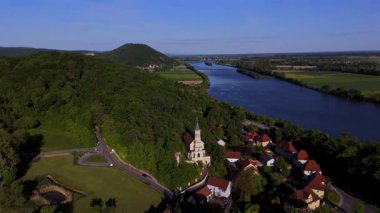 Donaustauf 'taki St. Salvator' un insansız hava aracı çekimi, Bavyera, Almanya 'daki Roma Katolik hac kilisesi. Etrafı yeşilliklerle, Tuna Nehri ve güzel bir köyle çevrili. Kültürel ve seyahat içeriği için mükemmel. 