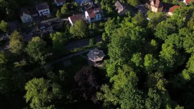 Çin Turm im Fuerstengarten, Donaustauf, Bayern, Almanya 'nın insansız hava aracı atışı. Tarihin mimarı Trifft Natur an der Donau. Wald, Kultur, Sommer, Sehenswuerdigkeit. 