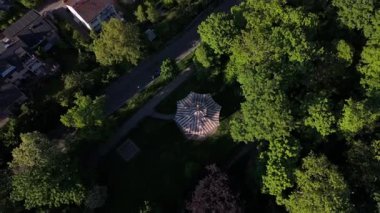 Luftaufnahme des Chinesischen Turms in Fuerstengarten, Donaustauf, Bayern, Deutschland. Holzbauwerk ve Der Donau 'nun tarihi. Natur, Kultur, Sommer, Tourismus, Geschichte. 