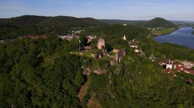 Luftaufnahme der Burgruine Donaustauf einem 424 Meter hohen Bergvorsprung uber der Donau bei Donaustauf im Oberpfaelzer Landkreis Regensburg, Bayern. Mittelalterliche Hoehenburg mit Panoramablick
