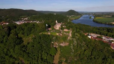 Drohnen-Luftbild der Burg Donaustauf, einer mittelalterlichen Hoehenburg auf einem 424 m hohen Huegel uber der Donau im Landkreis Regensburg, Bayern. Geschuetztes Baudenkmal ve Ausflugsziel. 