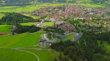 Oberstdorf 'un havadan görünüşü ve Allgaeu Alplerindeki Schattenberg Dağı' ndaki kayak atlayışı. Görkemli tepeler ve yeşil vadilerle çevrili bu ikonik spor mekanı sporcuları ve maceracıları cezbediyor.. 