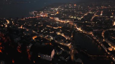 Puslu gökyüzü altında parıldayan sokaklar, tarihi mimari, Vierwaldstaettersee ve Reuss 'un yer aldığı Schweiz, Luzern' in nefes kesici gece manzarası büyülü ve pitoresk bir şehir yaratıyor.. 