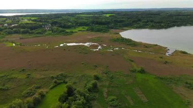 Herrschinger Moos ve Naturschutzgebiet in Gemeinden Herrsching am Ammersee und Seefeld im Landkreis Starnberg Deutschland, Bayern Luftaufnahme. Pilsensee Luftbildansicht. Ammersee bataklık hava manzarası. 
