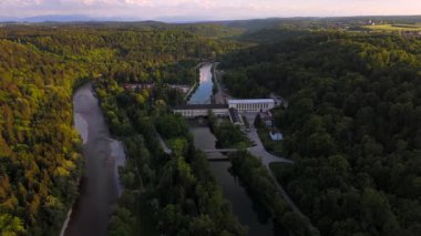 Almanya, Münih 'teki nehrin aktığı santralin insansız hava aracı görüntüleri. Isar kanalı, baraj ve bereket, doğanın, mühendisliğin ve sürdürülebilir enerjinin çarpıcı bir karışımını oluşturur. Wasserkraftwerk Hoellriegelskreuth. 