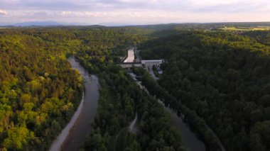 Luftaufnahme Laufwasserkraftwerks Hollriegelskreuth Ben Isar-Werkkanal bei Muenchen, Deutschland. Smmerliche Landschaft mit Fluss, Wald und nachhaltiger Energieinfrastruktur. Doğa ve Elektrik. 