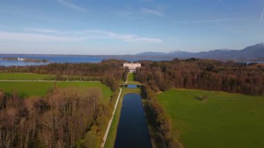 Herreninsel im Chiemsee, Deutschland 'deki Herrenchiemsee New Palace, Bavarias Versailles hava manzarası. Etrafı Chiemsee Gölü, kraliyet bahçeleri ve bahar manzaralarıyla çevrili. Turist yok, sezon dışı.. 