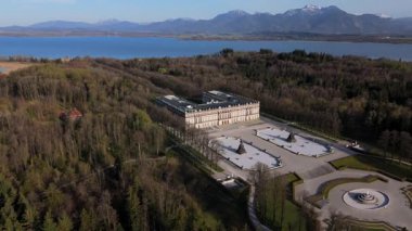 Luftaufnahme Neue Schloss Herrenchiemsee ist Baudenkmal in bayerischen Gemeinde Chiemsee auf der Herreninsel. Schlosspark Herrenchiemsee Luftansicht. Bayerischen Versailles Luftbild Almanya 'da. 