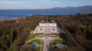 Neue Schloss Herrenchiemsee 'nin havadan görünüşü, Chiemsee' nin Bavyera belediyesindeki Herreninsel 'de bulunan tarihi anıt. Herrenchiemsee Palace Park 'ın insansız hava aracı çekimi, Bavyera Versailles, Almanya. 