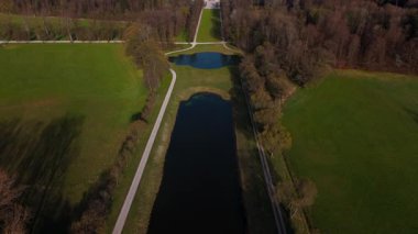Luftaufnahme Neue Schloss Herrenchiemsee ist Baudenkmal in bayerischen Gemeinde Chiemsee auf der Herreninsel. Schlosspark Herrenchiemsee Luftansicht. Bayerischen Versailles Luftbild Almanya 'da. 