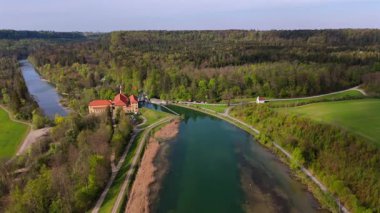 Muehltal enerji santrali, Laufwasserkraftwerk Muehltal Strasslach-Dingharting, Yukarı Bavyera, Deutschland yakınlarındaki Isar Nehri üzerinde. St. Ulrich Şapeli ve çevresindeki kırsal bölgeleri içerir.. 