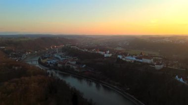 Burghausen, Bavyera, Almanya 'nın hava manzarasında günbatımında Salzach Nehri, Lindacher Köprüsü, Historischer Stadtplatz ve büyüleyici eski bir kasaba yer almaktadır. Manzaralı Avrupa mücevheri. 